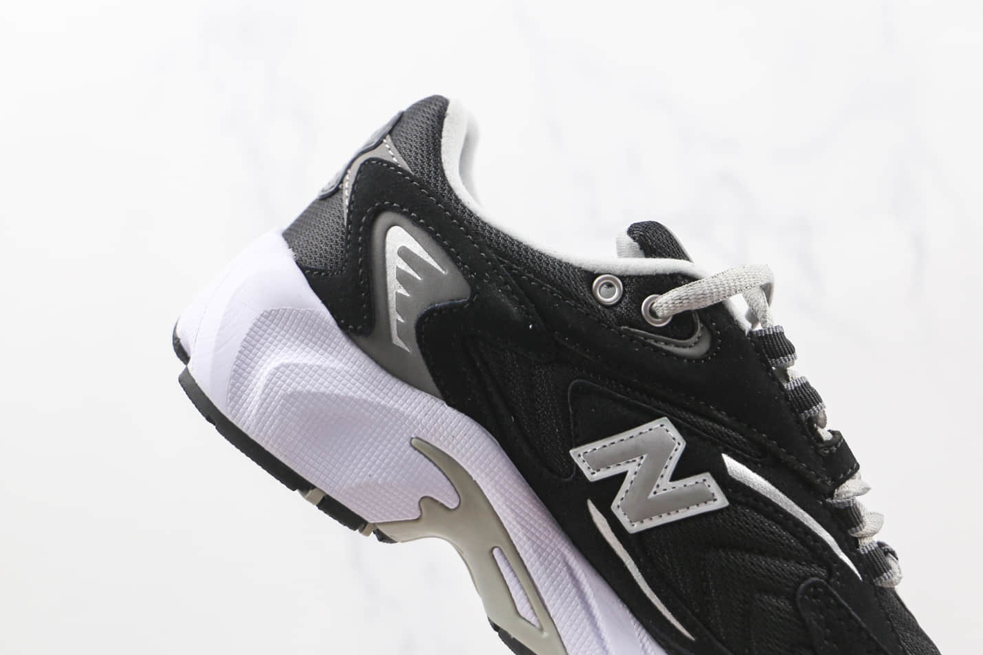 New Balance 725 'Black Metallic Silver' ML725R - Stylish Performance Footwear
